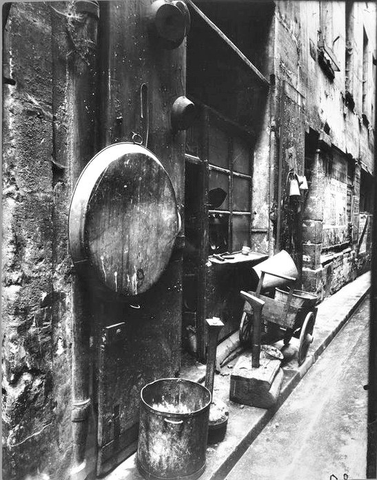 Eugène Atget, Ferblanterie, rue de la Reynie , 1912.