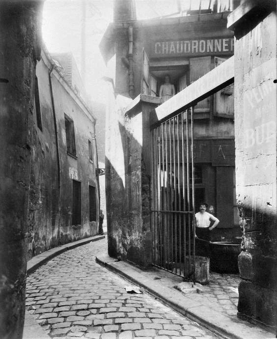 Eugène Atget, Entrée du passage de la Réunion, 1911.