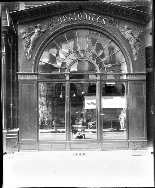 Eugène Atget, magasin d'antiquités de Paris, 1902.