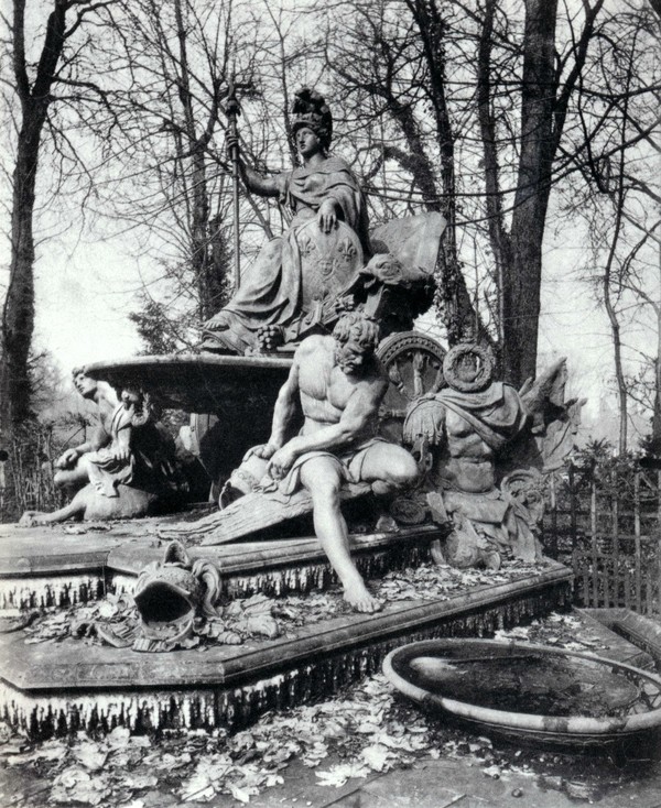 Eugène Atget, France triomphante, Versailles , 1904.