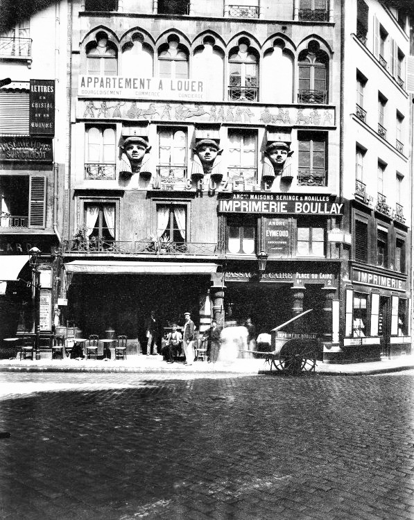 Eugène Atget, Façade du  n o  2, Place du Caire , 1903.