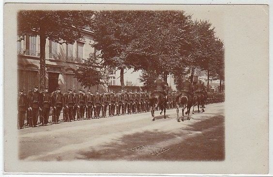 Carte postale de Bar-le-Duc 'un défilé militaire vers 1900