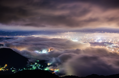 Taipei brille sous un brouillard par Wang Wei Zheng
