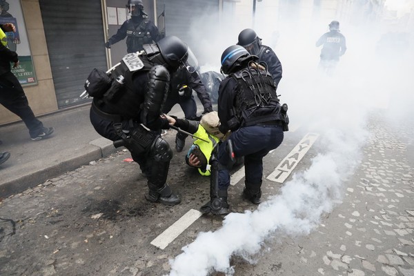 Violence : Violence d'État, et violence politique