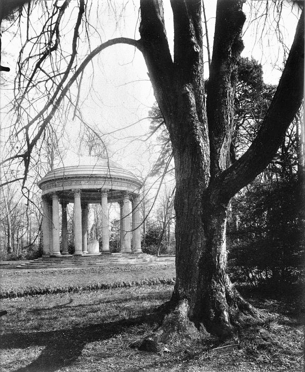 Eugène Atget, Le Temple de l'Amour, le Petit Trianon , 1902.