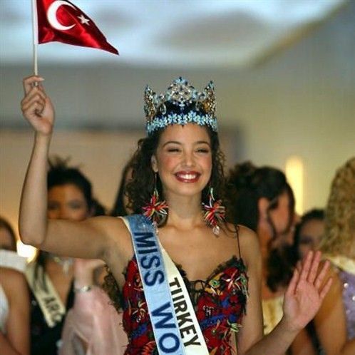 Azra Akin : Miss Monde 2002