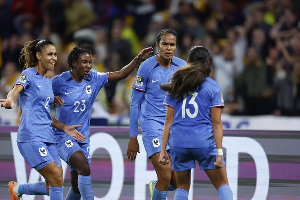 Coupe du monde de football féminin : la France bat le Brésil