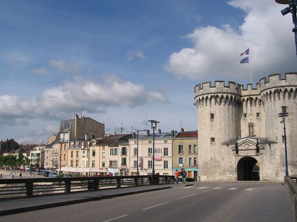 Verdun : La Porte Chaussée et le quai de Londres