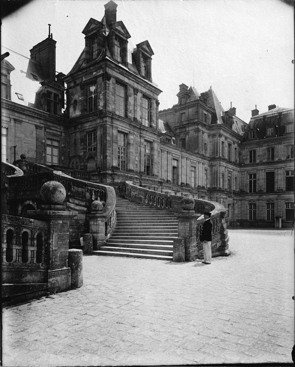 Eugène Atget, Cour des adieux, Fontainebleau , 1903.