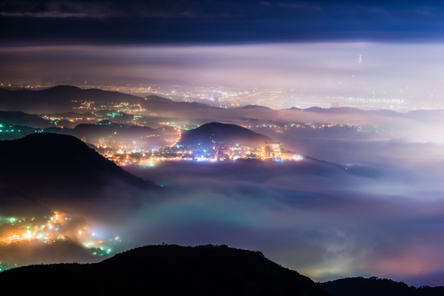 Taipei brille sous un brouillard par Wang Wei Zheng