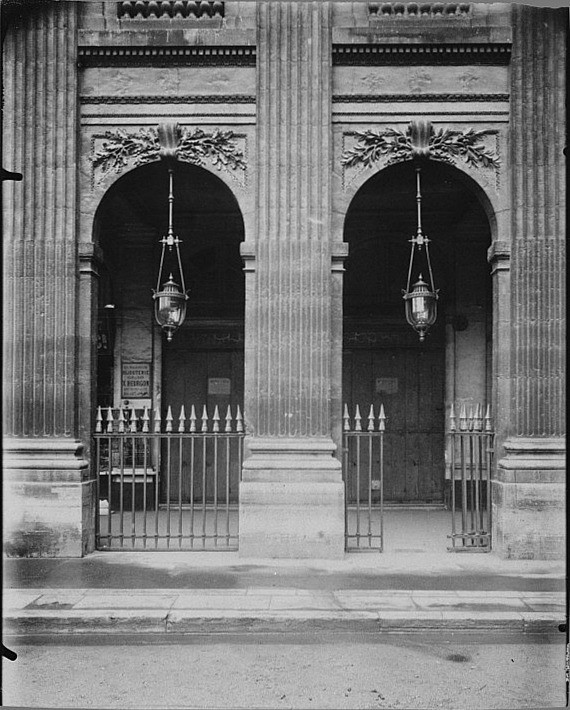 Eugène Atget, Palais-Royal, Paris , 1904-05.