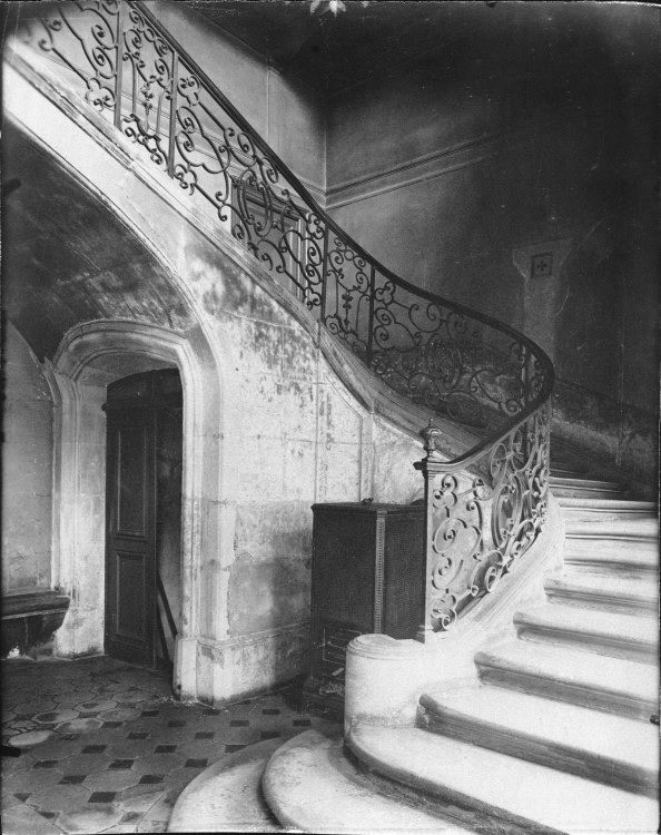 Eugène Atget, Hôtel de Brinvilliers, Rue Charles V , 1900.