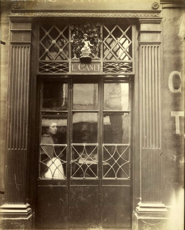 Eugène Atget , Petit Bacchus, rue-St-Louis-en-l'Ile.