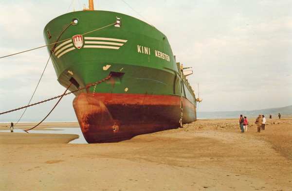 Un porte-conteneur allemand échoué sur la plage