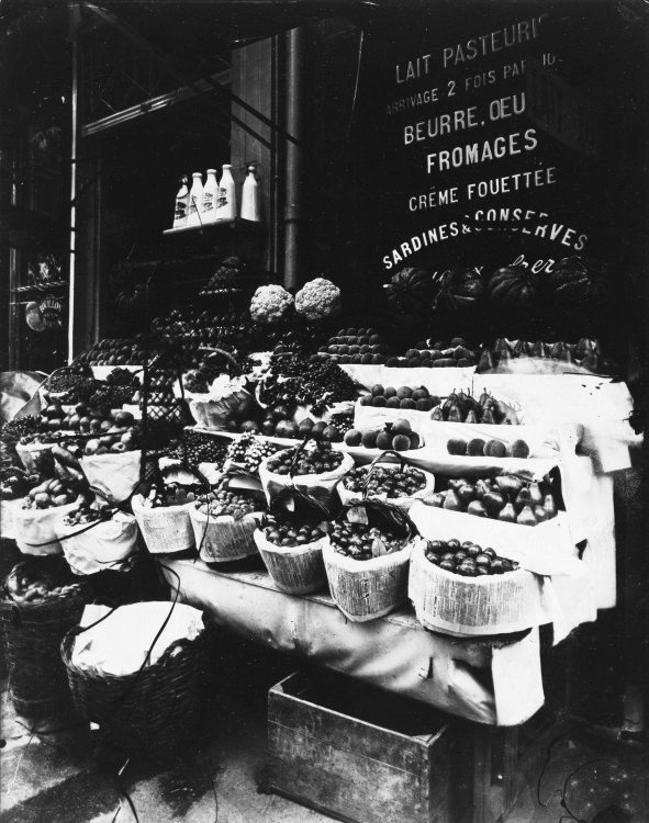 Eugène Atget, Rue Sainte Opportune, Paris , 1908 (ou 1912).