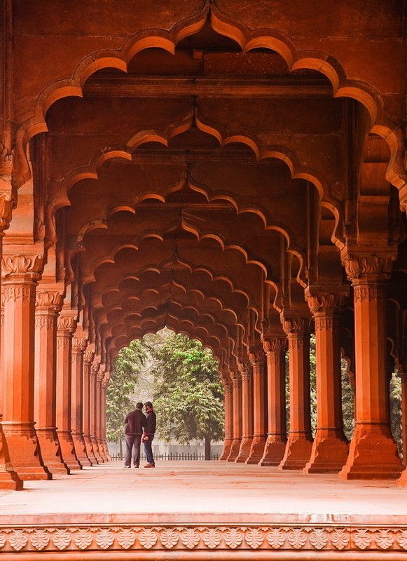Arcs de Mughal du Fort Rouge à Delhi, Inde