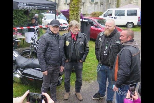 Mécrin : Renaud en visite chez les bikers